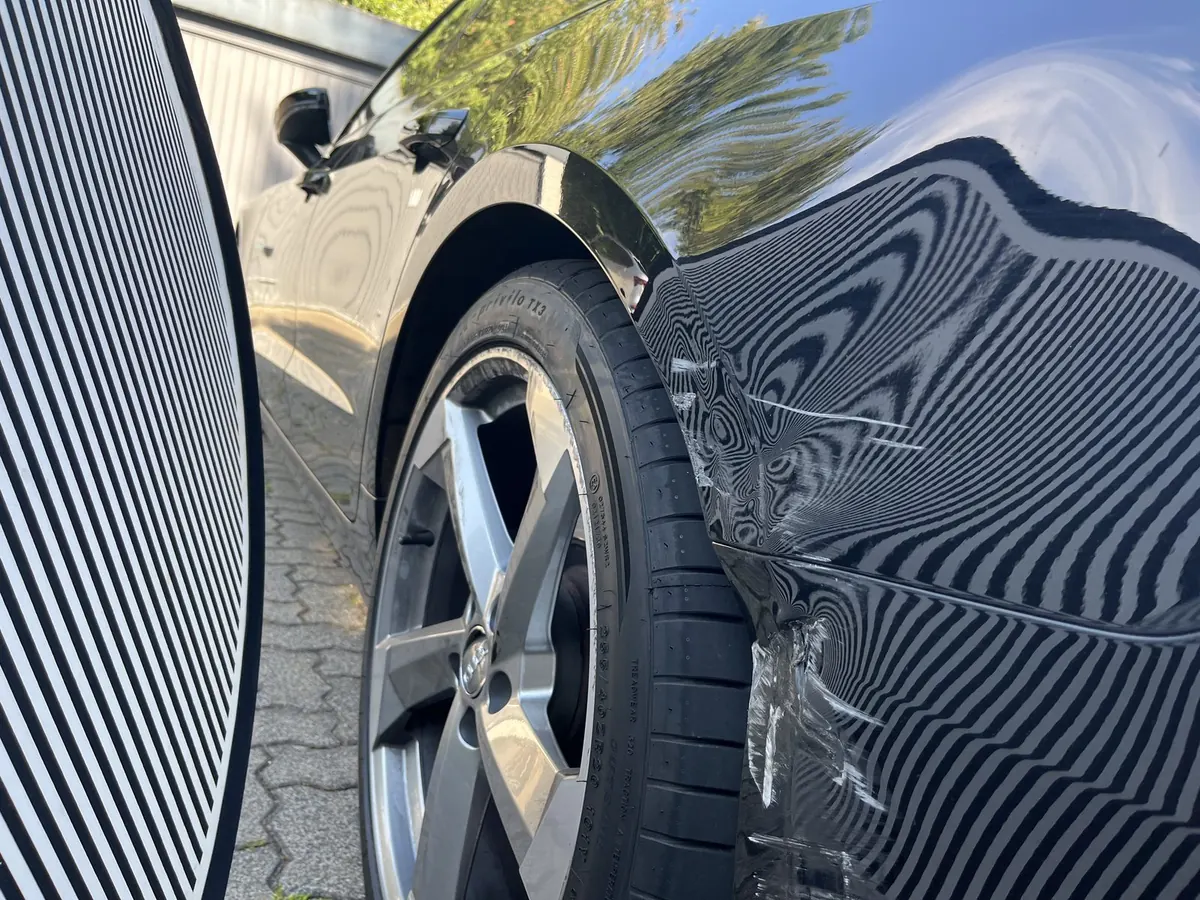 Lackschaden am Kotflügel nach einem Parkplatzunfall in Halver, dokumentiert mit Konturenfolie durch Forkert-Gutachten