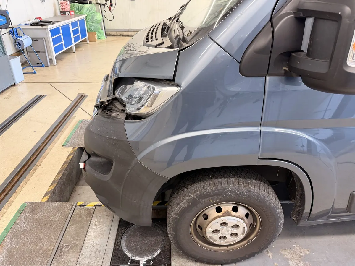 Frontschaden an einem Kastenwagen nach einem Unfall in Kierspe, begutachtet durch Forkert-Gutachten