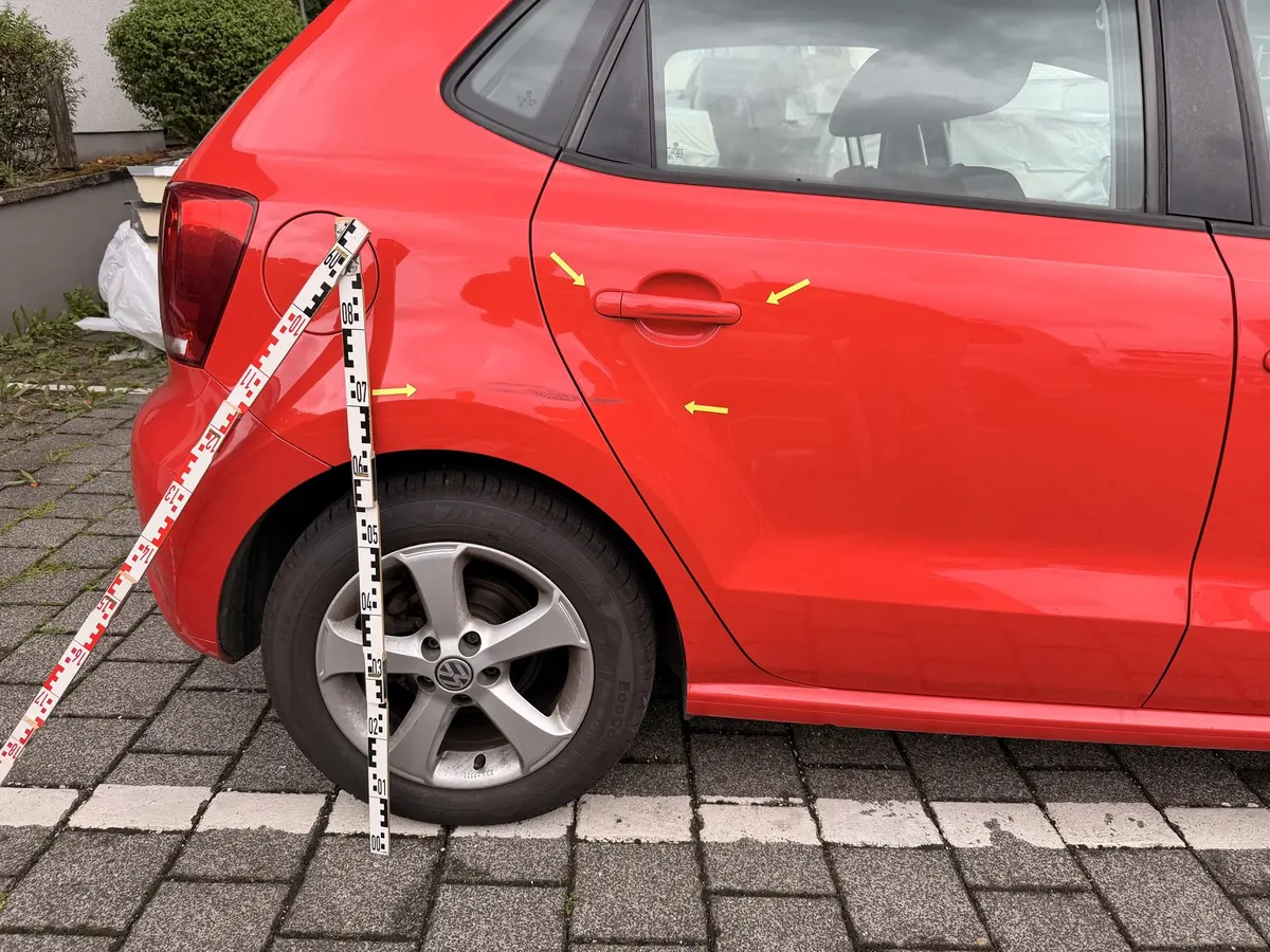 Kratzer an Tür und Kotflügel nach einem Abbiegeunfall in Meinerzhagen, dokumentiert durch Forkert-Gutachten