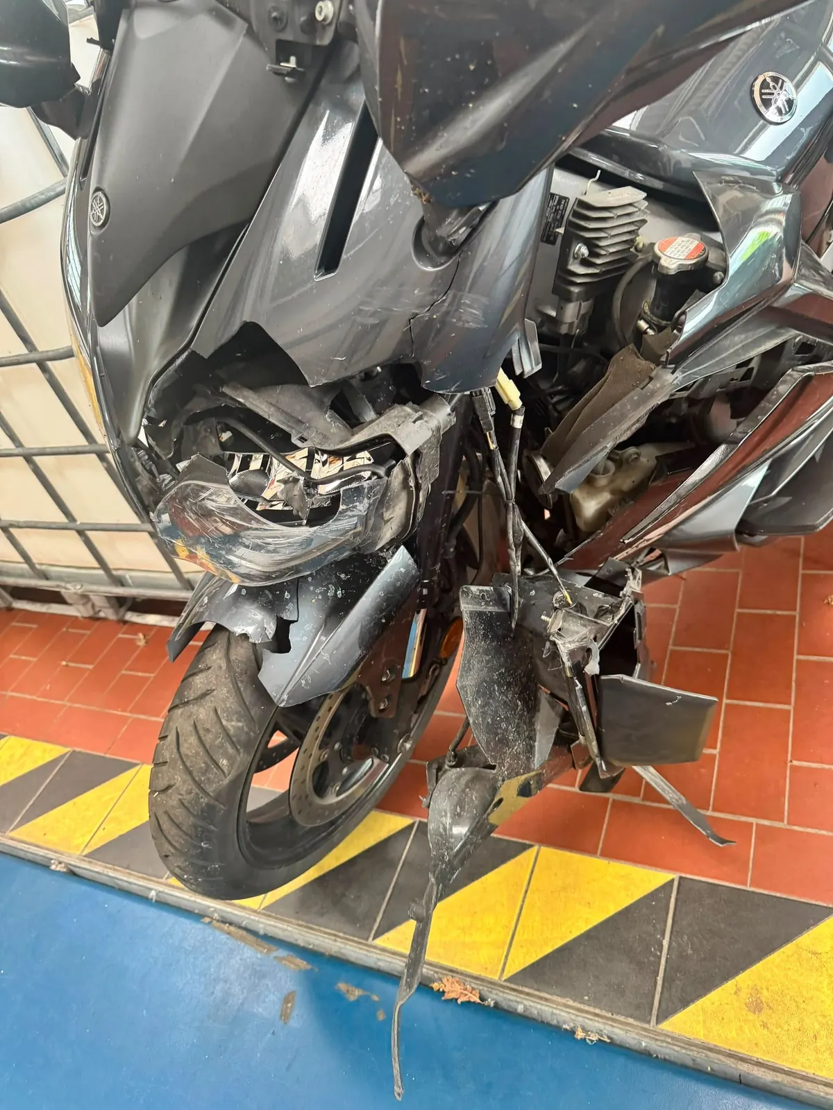 Schwer beschädigte Front eines Motorrads nach einem Unfall auf der B54 bei Schalksmühle, begutachtet durch Forkert-Gutachten